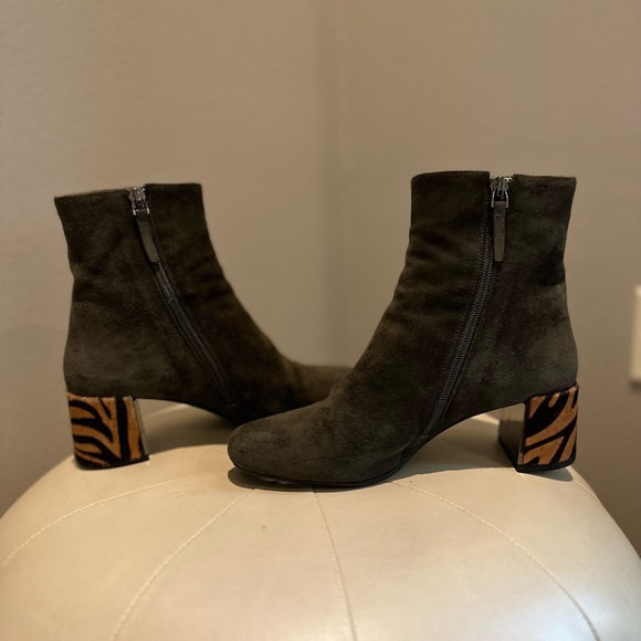 Forrest green suede booties with animal print heel. - Picture 3 of 7